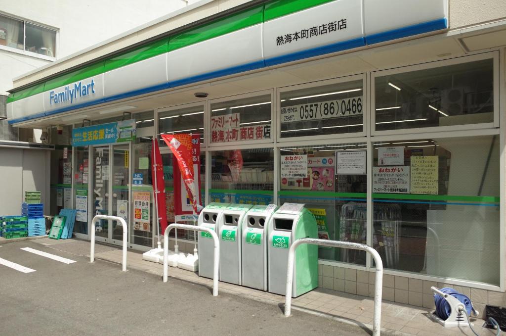 Supermarket nebo jiné obchody v  hostelu nebo okolí