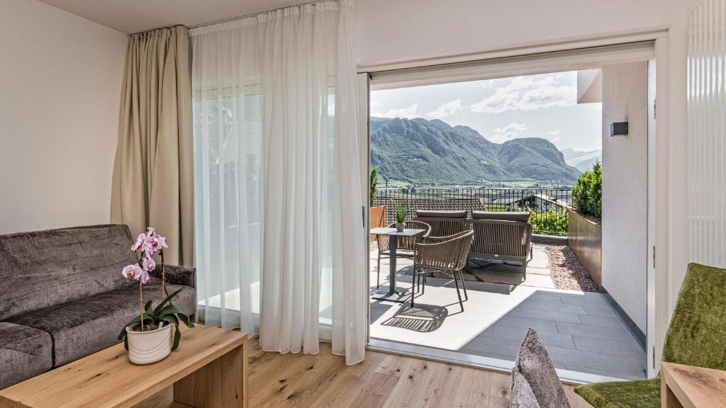 Nespecifikovaný výhled na hory nebo výhled na hory při pohledu z hotelu