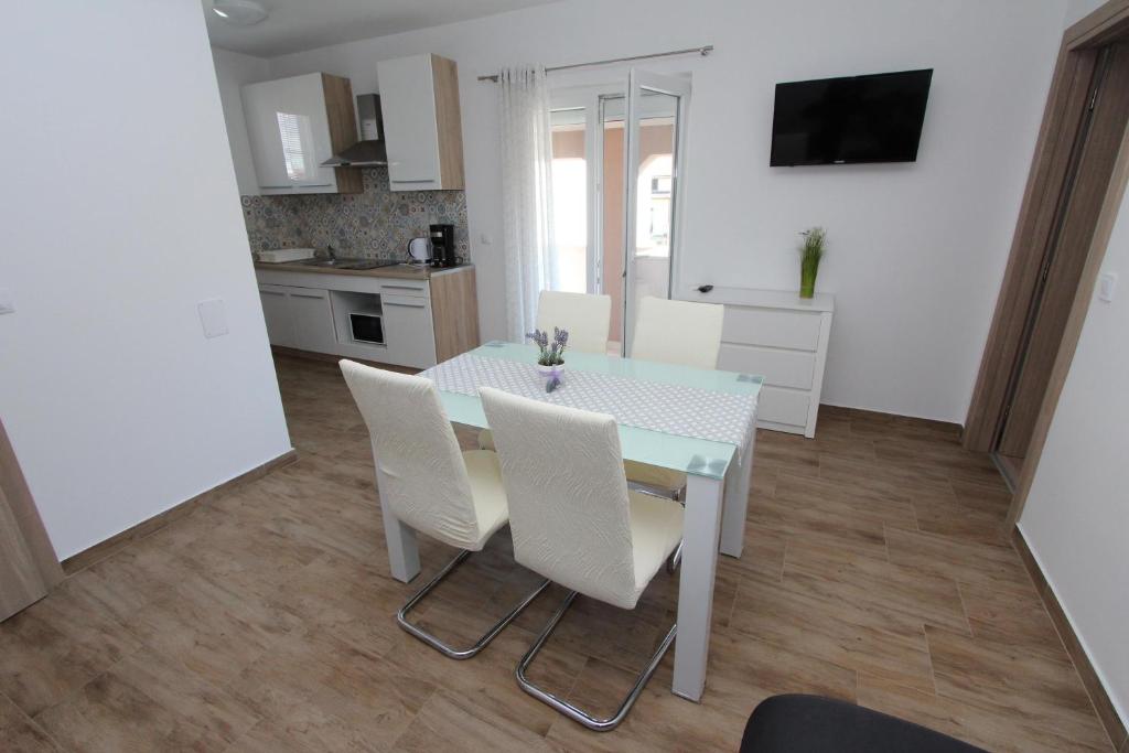 Kuchyň nebo kuchyňský kout v ubytování Apartments Eni