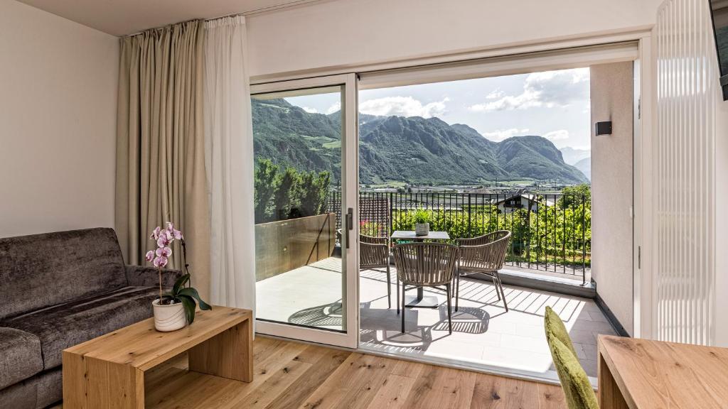 Nespecifikovaný výhled na hory nebo výhled na hory při pohledu z hotelu