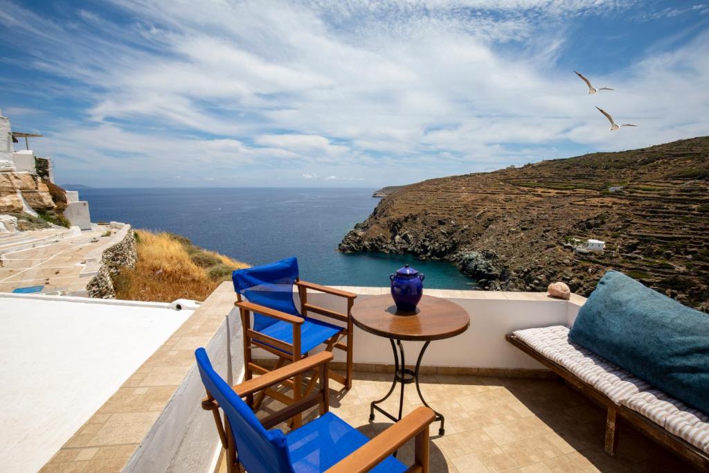 d'un balcon avec une table et des chaises donnant sur l'océan. dans l'établissement Motivo Sea View, à Kástron