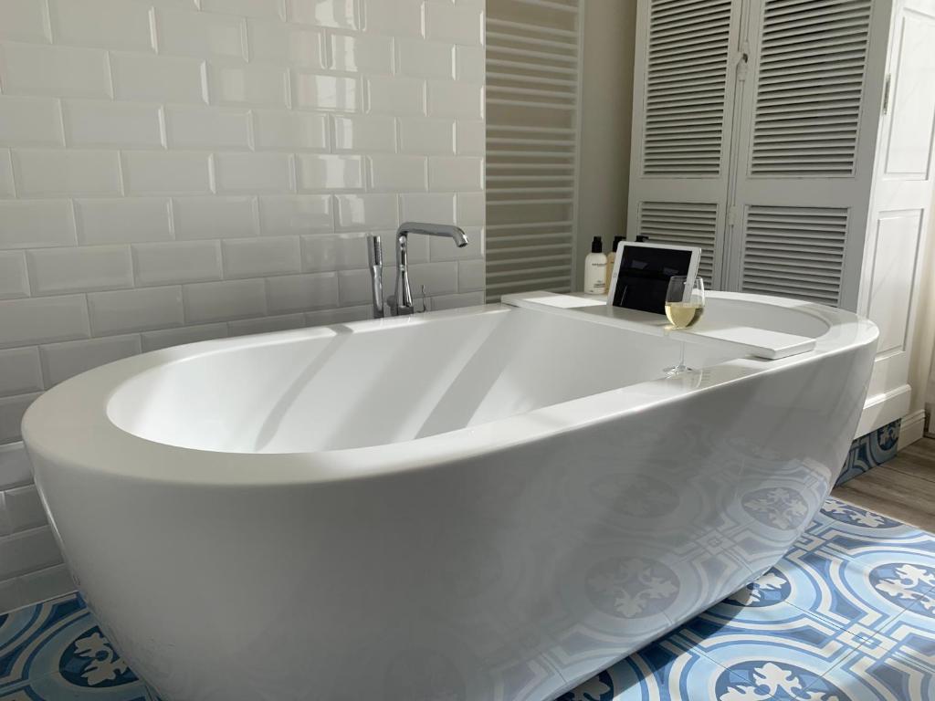 The Hamptons Boutique Hotel - King Room With Bath
