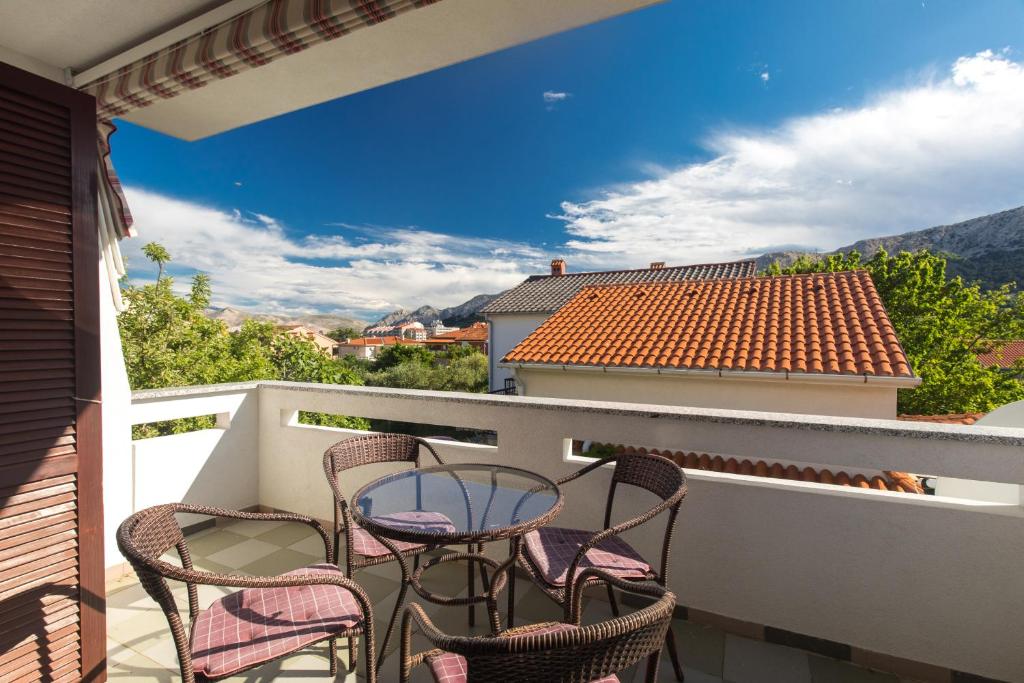 un balcone con sedie e un tavolo su un balcone di Apartment Valkovic a Baška