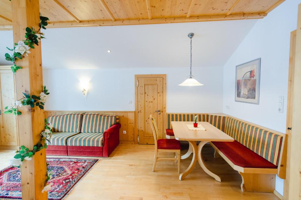 A seating area at Sonnhof Appartements