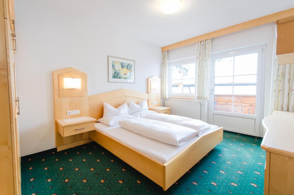 A bed or beds in a room at Sonnhof Appartements