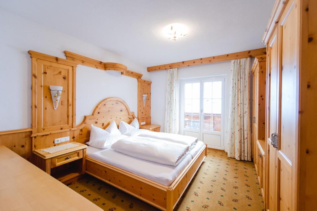 A bed or beds in a room at Sonnhof Appartements