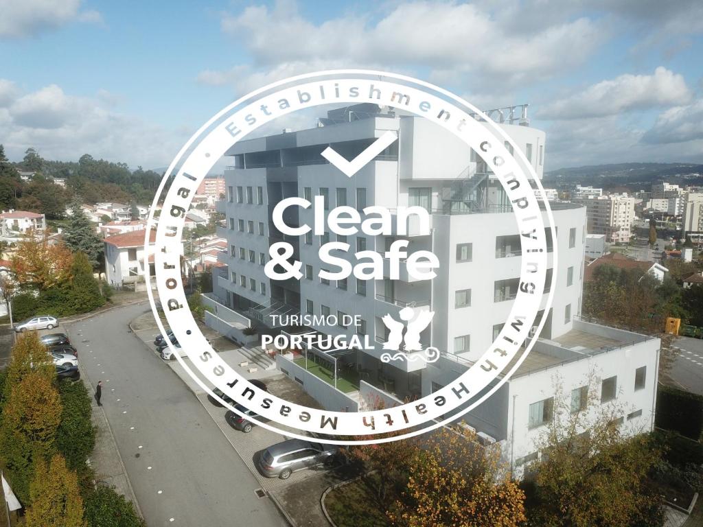 a sign for a clean and safe building at Paredes Hotel Apartamento in Paredes