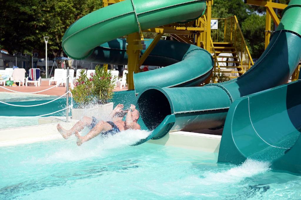 Bazén v ubytování Casa Mobile - Spiaggia e Mare Holiday Park nebo v jeho okolí