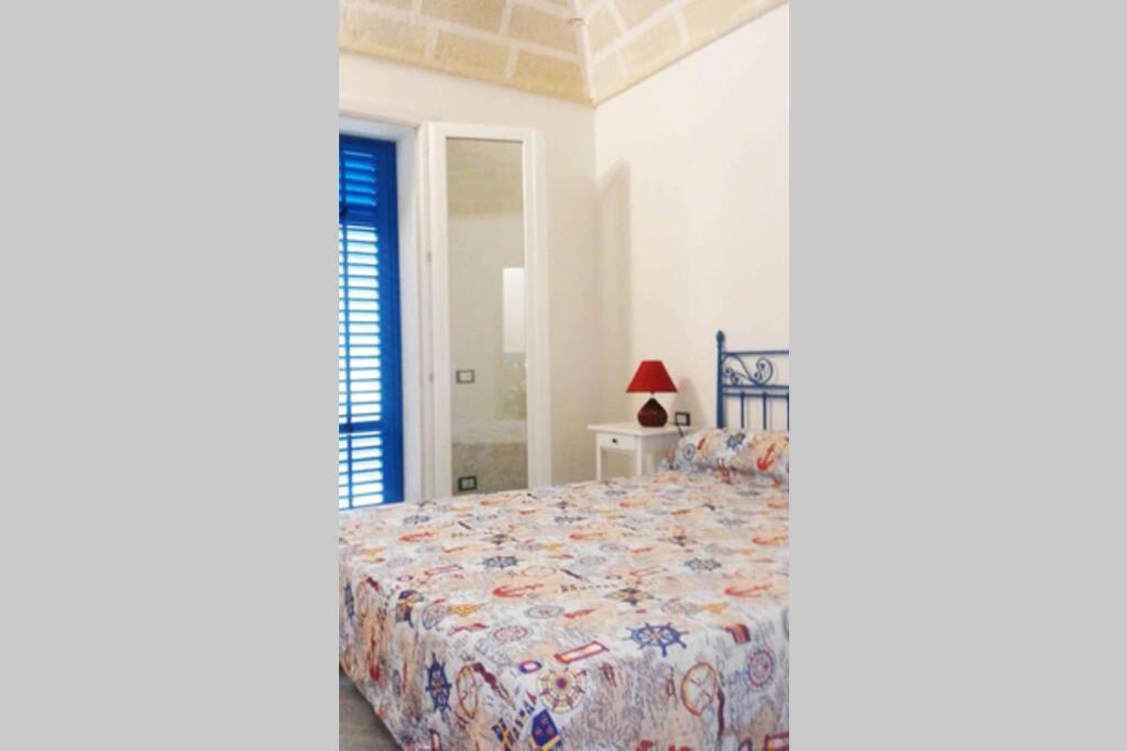 um quarto com uma cama num quarto com uma janela em Il Ritrovo di Archimede em Favignana