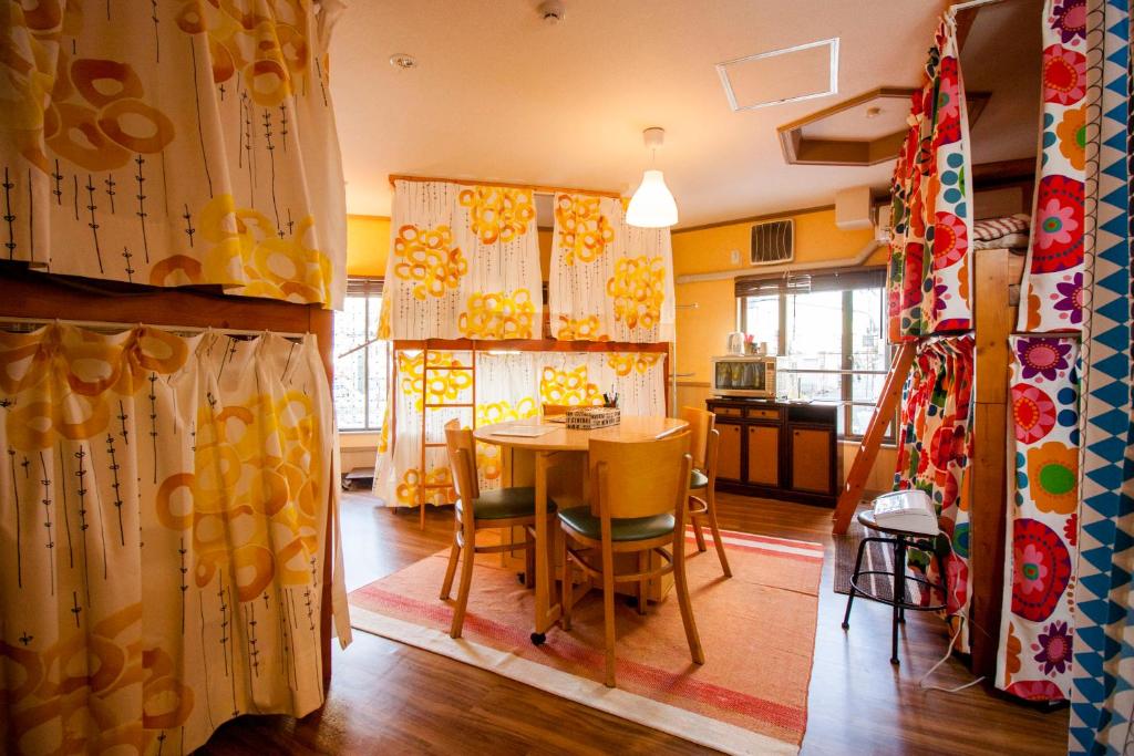 Kuchyň nebo kuchyňský kout v ubytování DEER Hostel OSAKA NAMBA