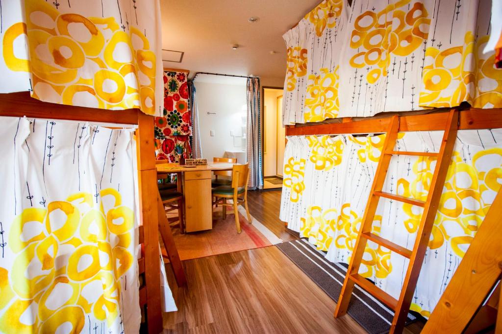 Postel nebo postele na pokoji v ubytování DEER Hostel OSAKA NAMBA