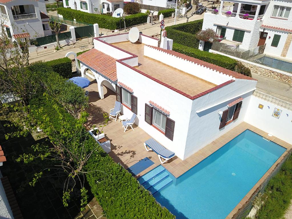 eine Luftansicht eines Hauses mit Pool in der Unterkunft Villa Catieta in S'Algar