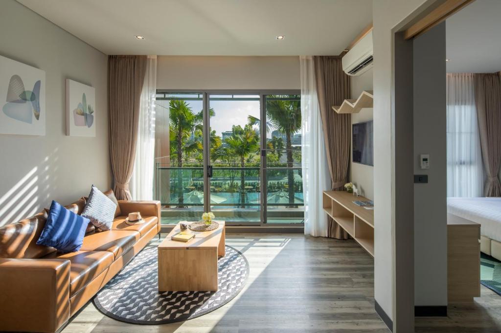 AisanA Hotel Korat - Kamer Met Kingsize Bed En Uitzicht Op Het Zwembad