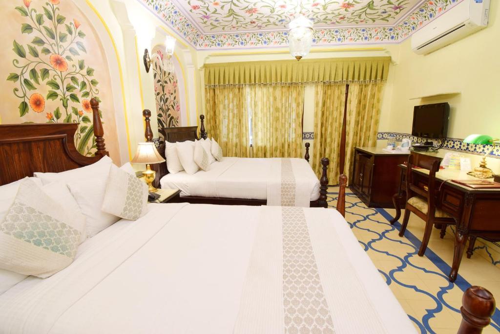 Postel nebo postele na pokoji v ubytování Umaid Bhawan - A Heritage Style Boutique Hotel