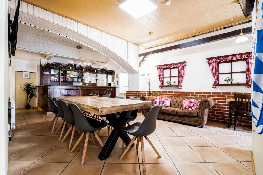 een eetkamer met een houten tafel en stoelen bij Casa BARvaria in München