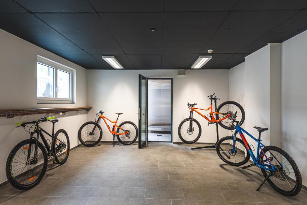 3 Fahrräder sind in einem Zimmer vorhanden in der Unterkunft Arca Aparthotel &amp; Spa in Zermatt