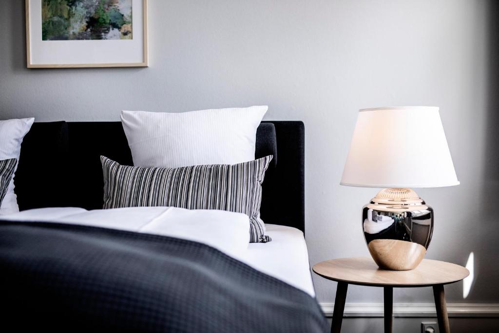 Postel nebo postele na pokoji v ubytování Hotel Fredensborg Store Kro