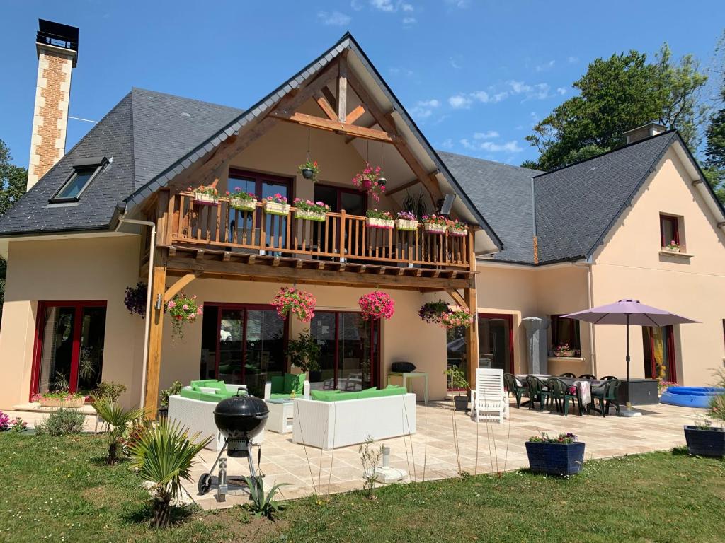een huis met een balkon en een grill bij Chez Kate et lolo in Senneville-sur-Fécamp