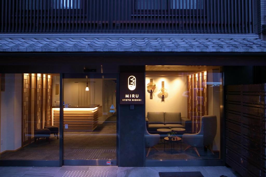 un hall d'un hôtel avec un panneau sur la porte dans l'établissement Miru Kyoto Nishiki, à Kyoto