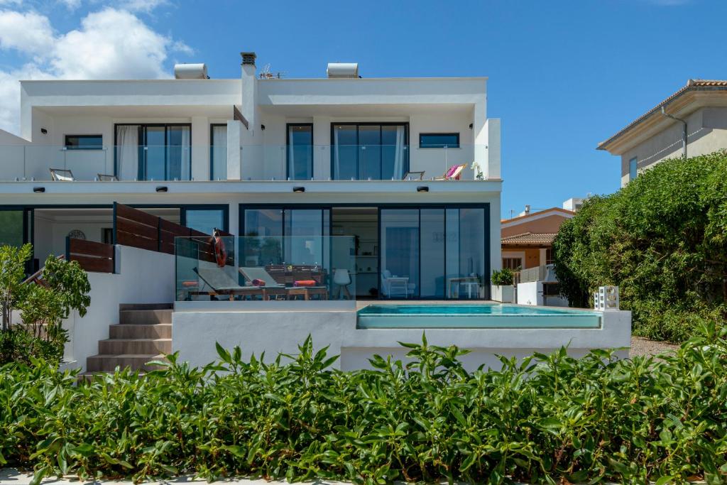 ソン・セッラ・デ・マリーナにあるTamarells A By homevillas360の大きな白い家(スイミングプール付)