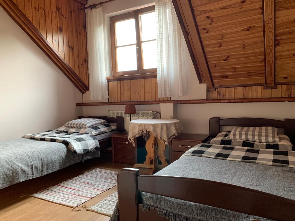 1 dormitorio con 2 camas y ventana en Agroturystyka u Królów en Nowe Guty