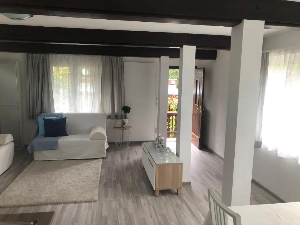 sala de estar con sofá blanco y mesa en Villa Rafael, en Forchtenau