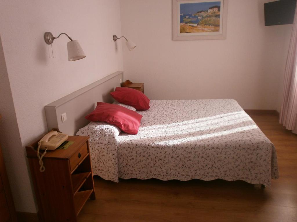 Postel nebo postele na pokoji v ubytování Hôtel Le Clos des Pins