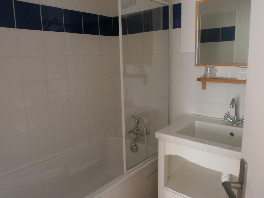 Koupelna v ubytování Hôtel Le Clos des Pins