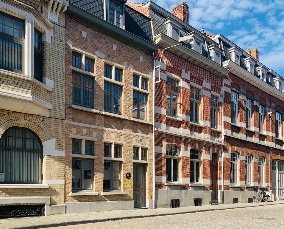 a row of brick buildings on a street at Gîte de Lombard in Ieper