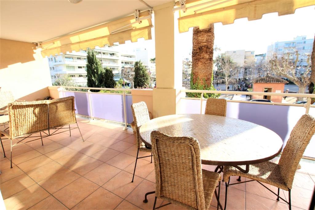 un patio avec une table et des chaises sur un balcon dans l'établissement Apartment 2 bedrooms2 bathroomsterrace equipped in Palm beach area, à Cannes