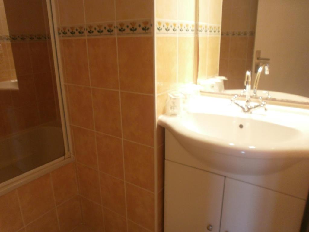 Koupelna v ubytování Hôtel Le Clos des Pins