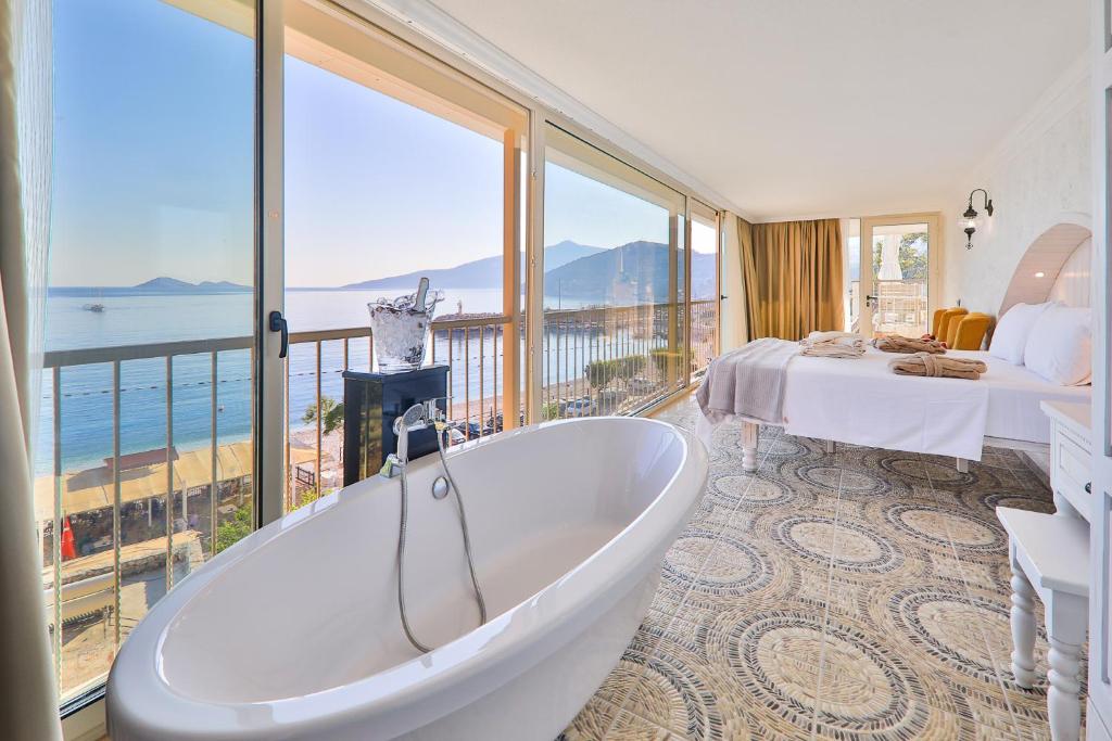 bañera en una habitación con vistas al océano en Pier House Hotel, en Kalkan