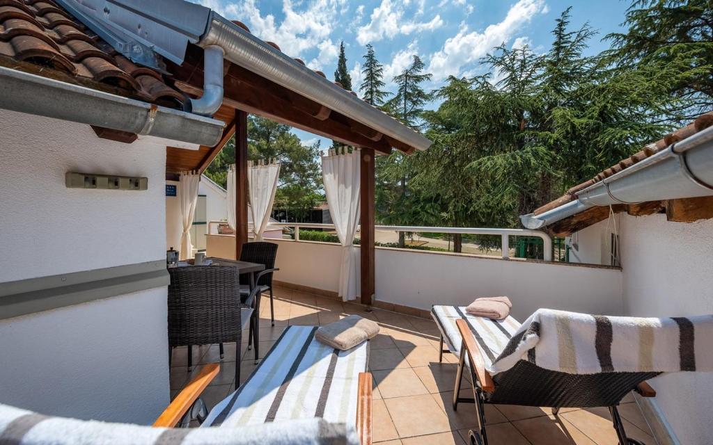 un patio con sedie e un tavolo su un balcone di Apartment Katoro a Umag (Umago)
