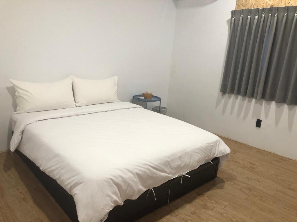 Ένα ή περισσότερα κρεβάτια σε δωμάτιο στο HELLO Make Yourself at Home
