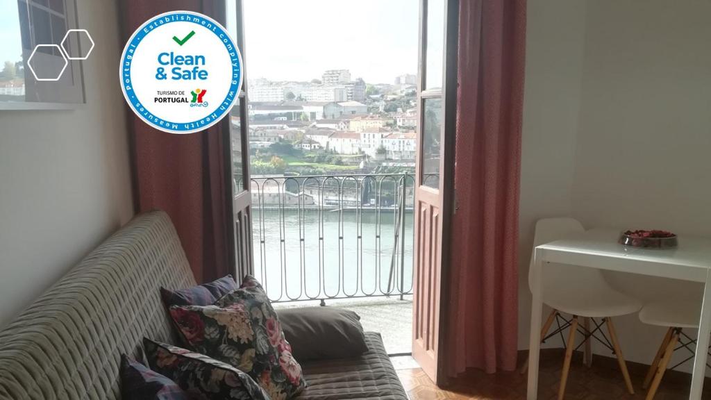een bord in een kamer met uitzicht op een balkon bij Oportobestview-TopFlat in Porto