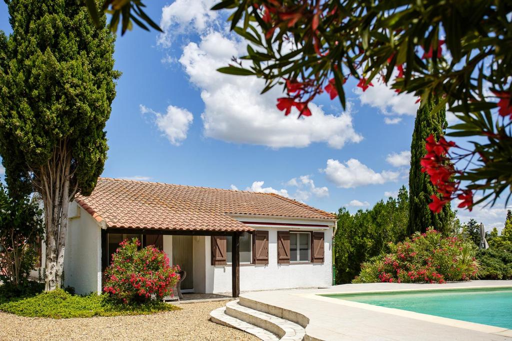 a house with a swimming pool next to a house at Le Petit Viala in Capestang