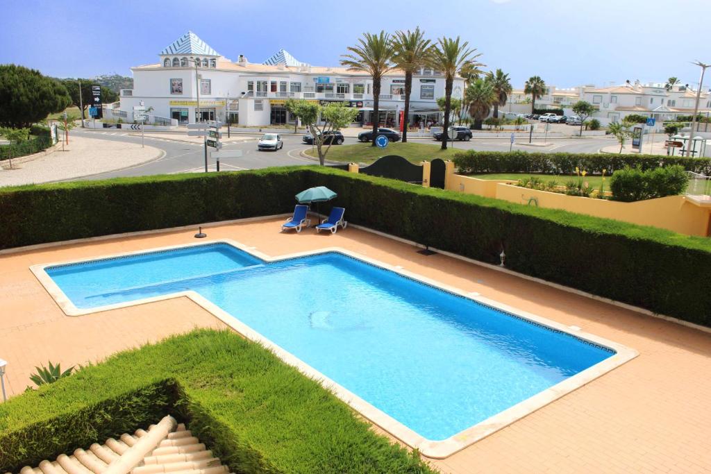 an overhead view of a swimming pool in front of a house at Recanto da Galé by Umbral in Albufeira