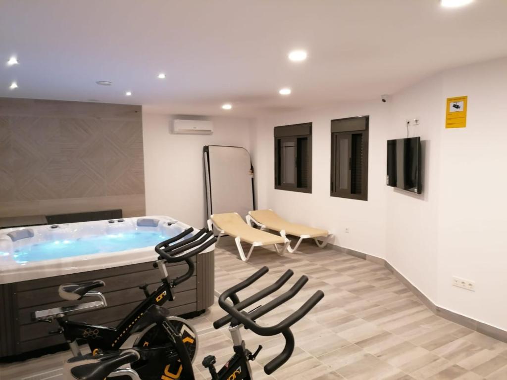 um quarto com uma banheira de hidromassagem e bicicletas em Apartamentos Guerrero 3 em Torre del Mar