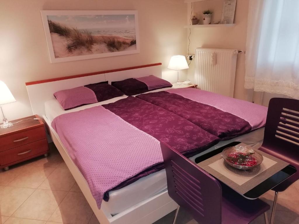 1 dormitorio con 1 cama grande con sábanas moradas en Room Sarah, en Rijeka