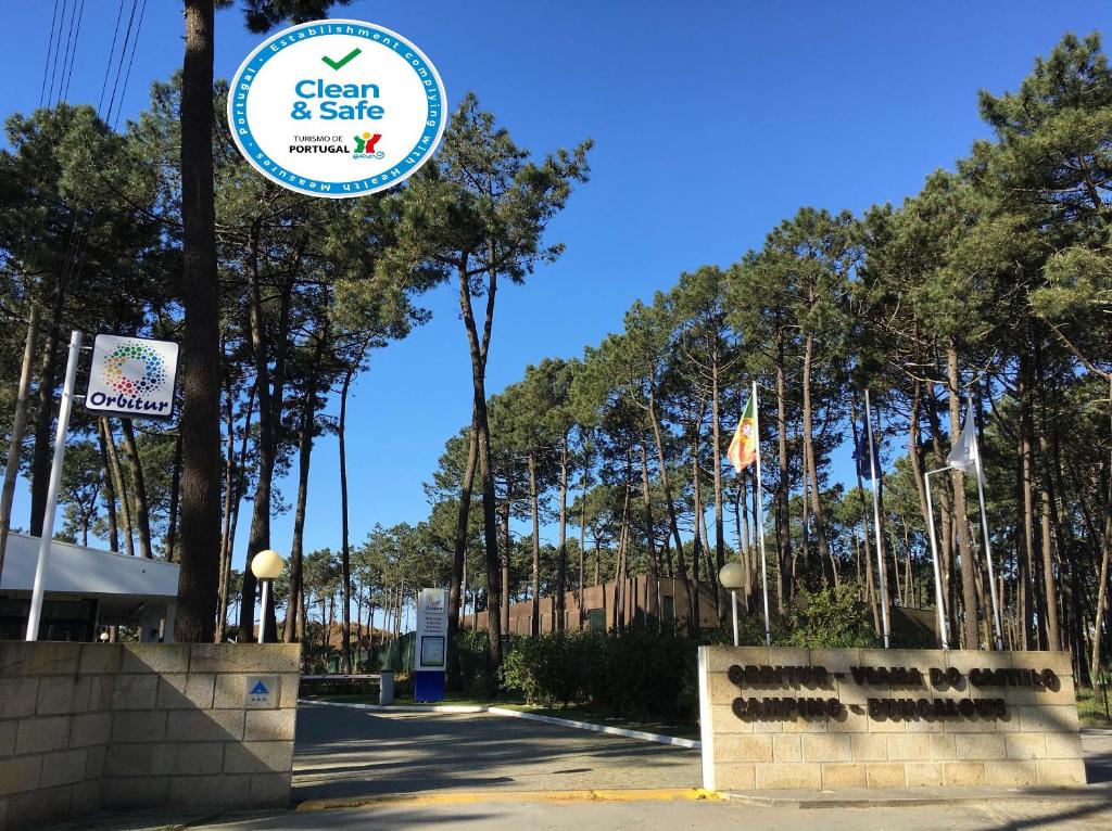 un cartello per un parco verde e sicuro con alberi di Parque de Campismo Orbitur Viana do Castelo a Viana do Castelo