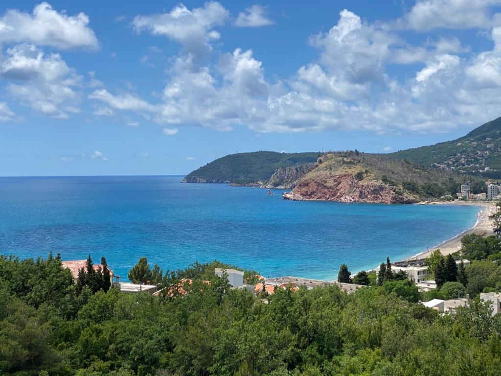 een uitzicht op het strand en de oceaan bij Villa Casanego in Sutomore