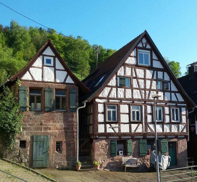 ein Fachwerkhaus mit zwei Stockwerken in der Unterkunft Meisterhaus Alpirsbach Wohnung OG in Alpirsbach
