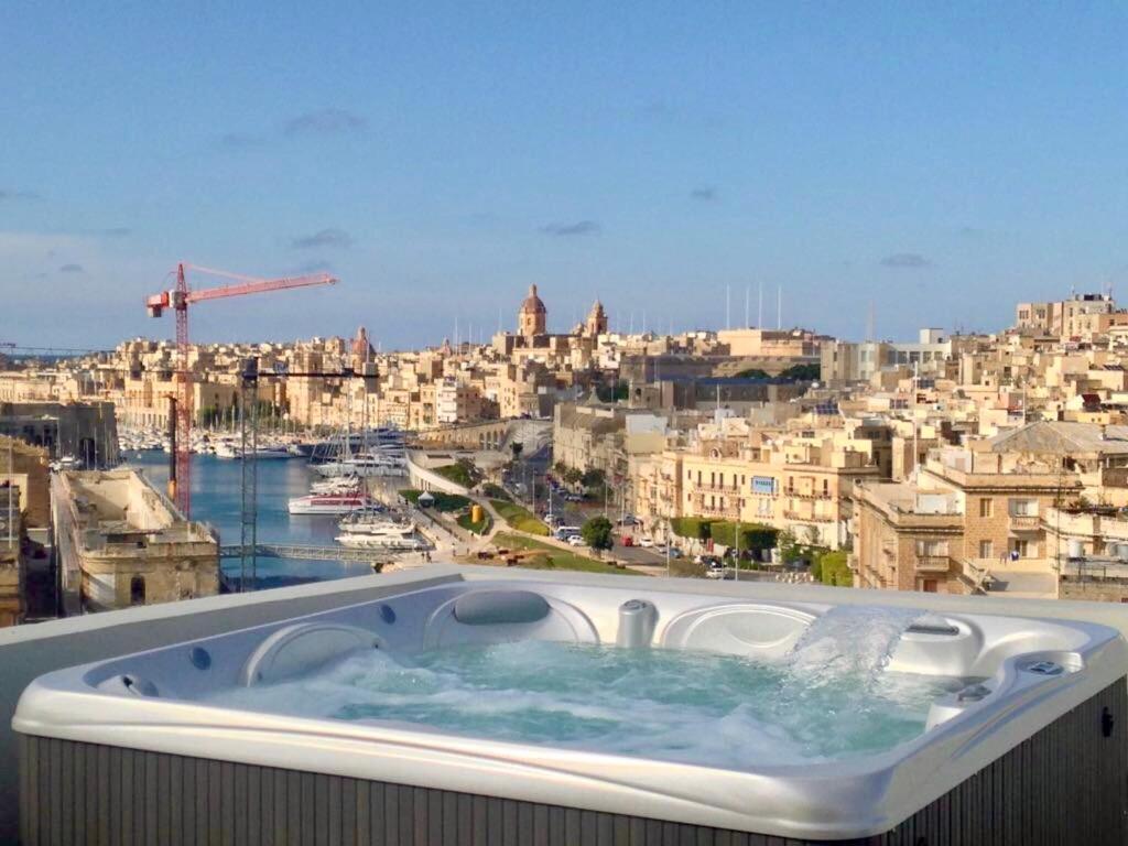 bañera con vistas a la ciudad en Penthouse Retreat, en Cospicua