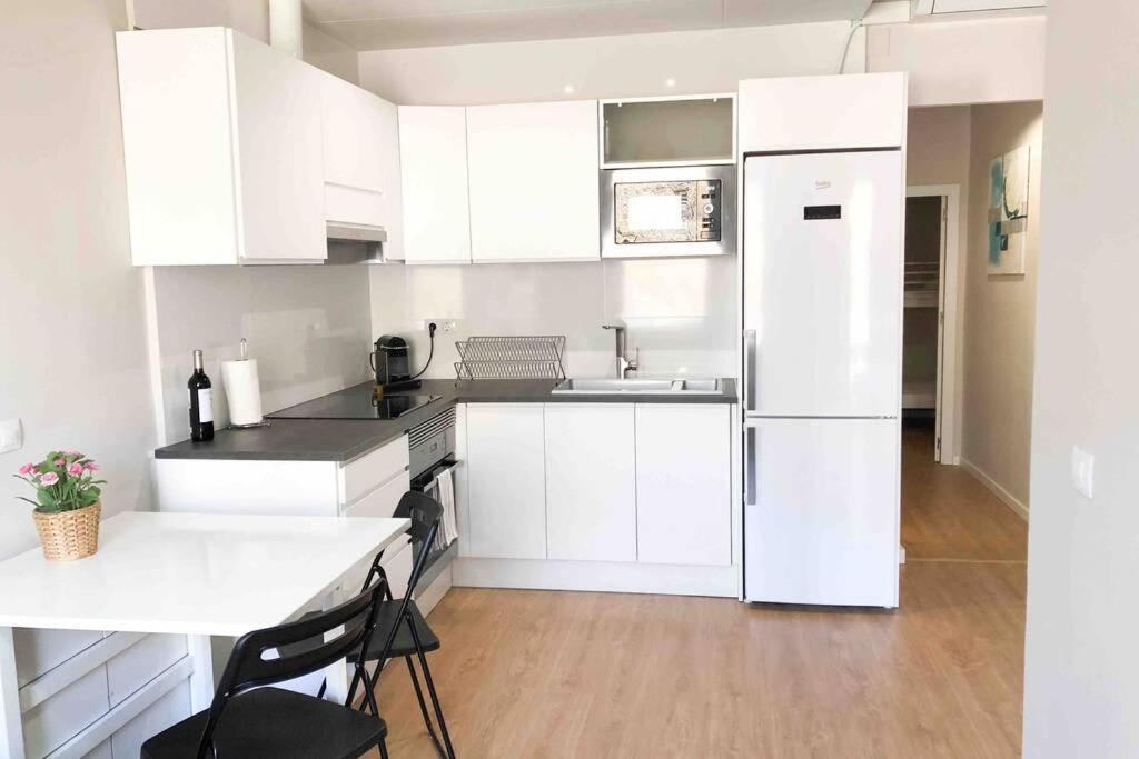A kitchen or kitchenette at 2 BEDROOM APARTMENT SANTS
