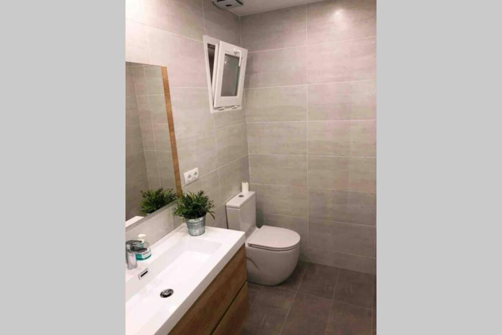 A bathroom at 2 BEDROOM APARTMENT SANTS
