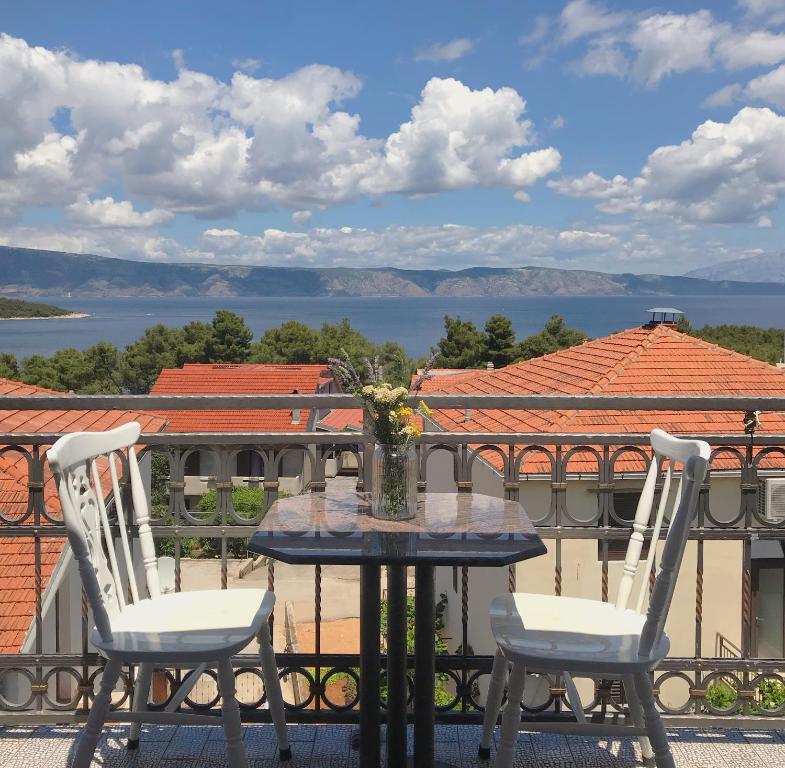 una mesa y sillas en un balcón con vistas en Rubin Jelsa en Jelsa