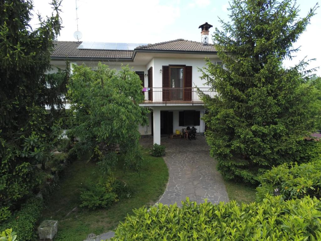 Casa blanca con balcón y patio en B&B dal Giotu, en Gravellona