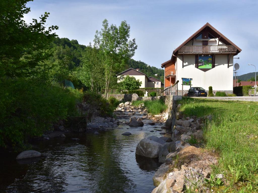 ラ・ブレスにあるApartment in La Bresse with Ski Storage Garden Terrace BBQの川の横の家