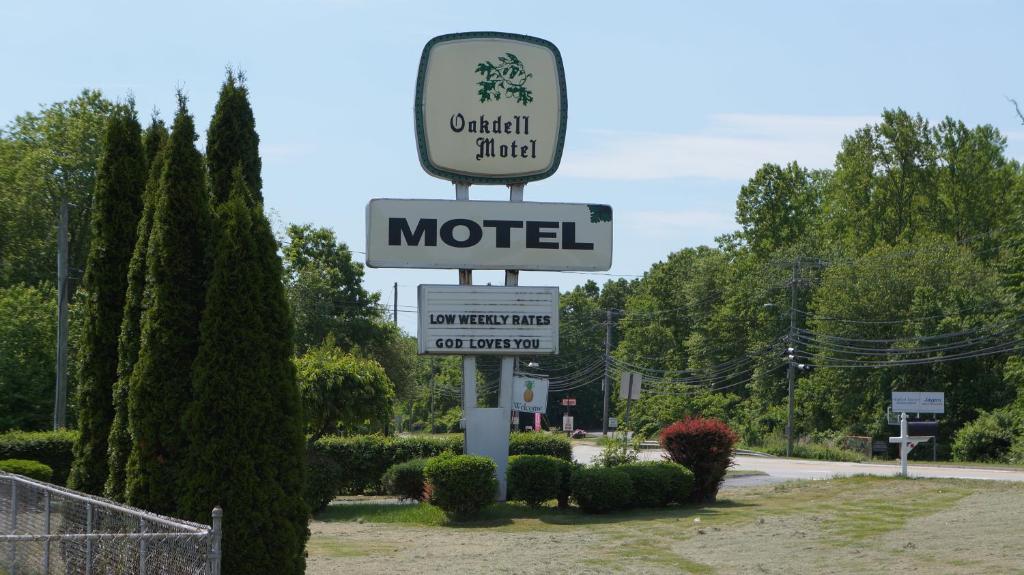 Waterford的住宿－Oakdell Motel WATERFORD CT，路旁的汽车旅馆标志