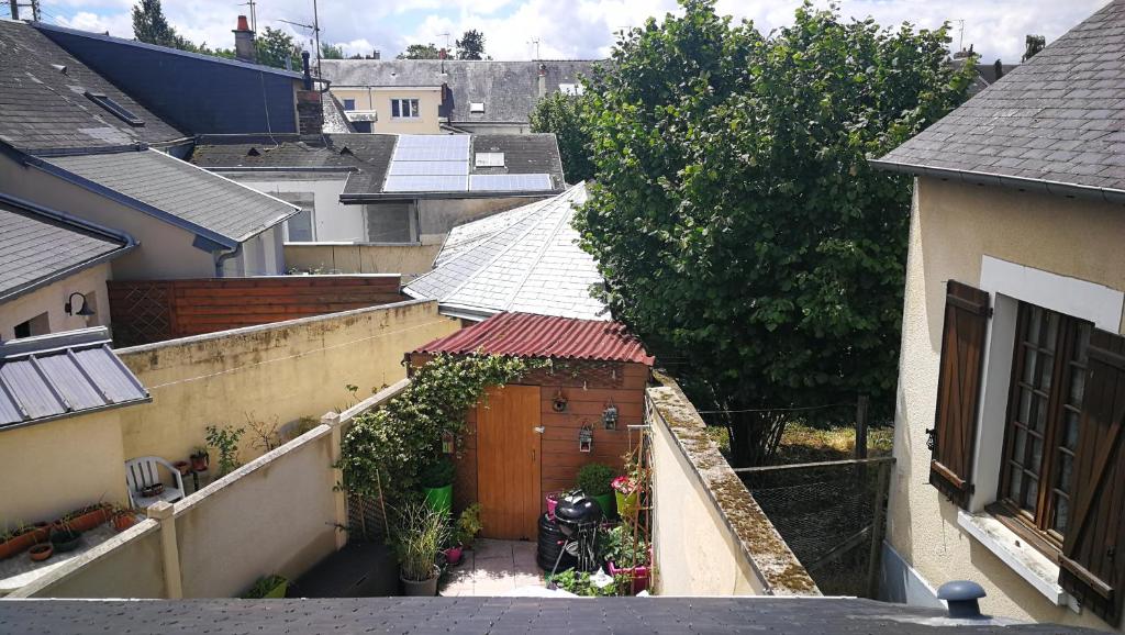 - une vue de tête sur une maison avec un garage dans l'établissement Maison Acacias Le Mans, au Mans